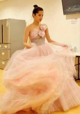 欧阳娜娜音乐会挺台湾牌　少女穿婚纱转圈圈好像公主